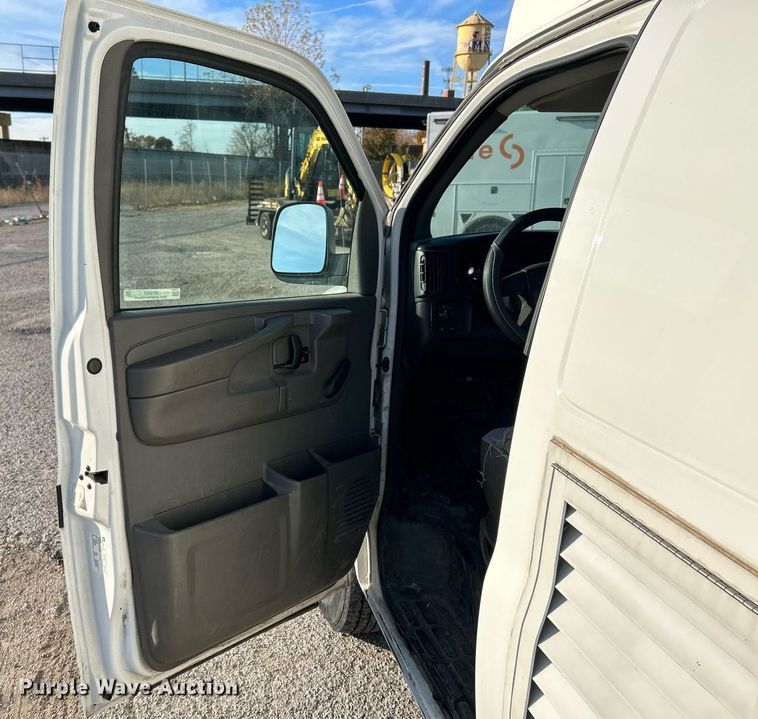 image for item NR9437 2004 GMC Savana 3500  van