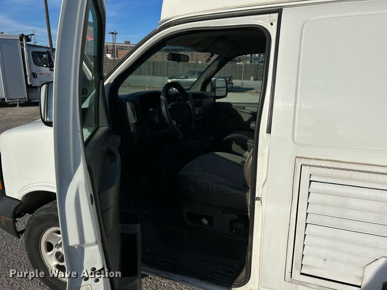image for item NR9437 2004 GMC Savana 3500  van