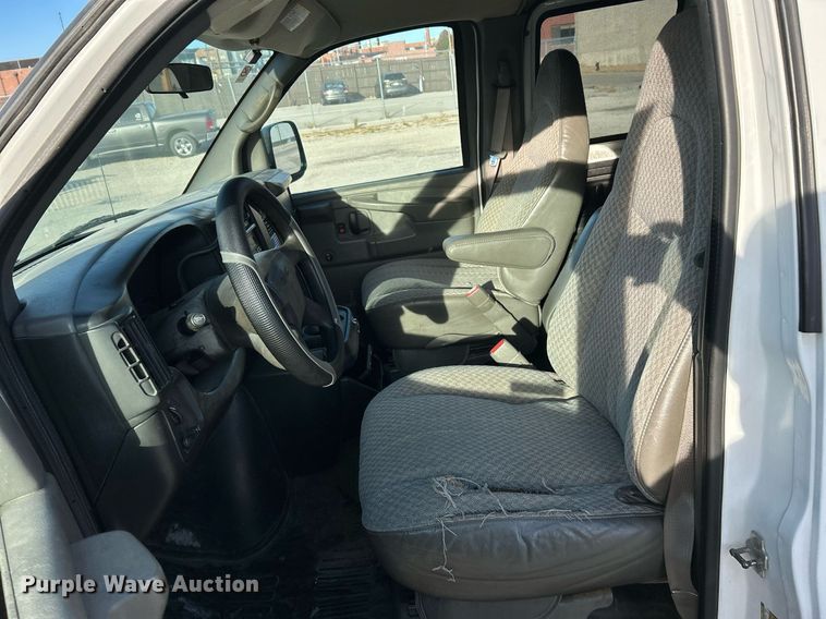 image for item NR9437 2004 GMC Savana 3500  van