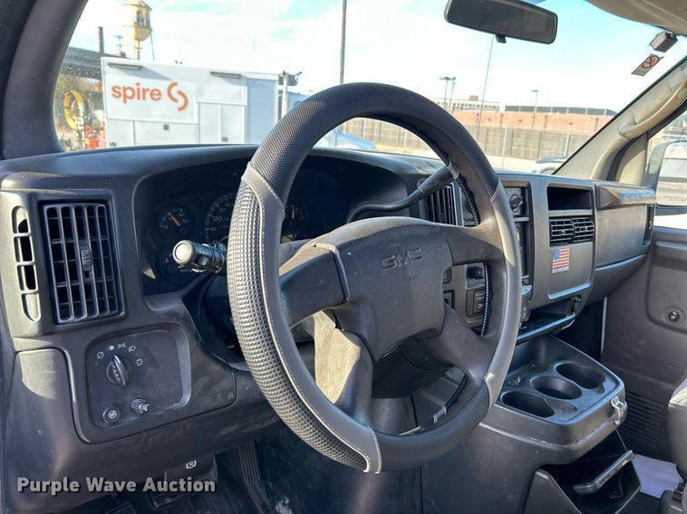 image for item NR9437 2004 GMC Savana 3500  van