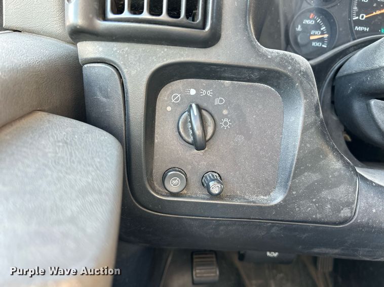 image for item NR9437 2004 GMC Savana 3500  van