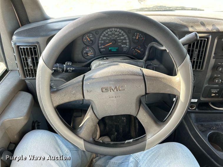 image for item NR9437 2004 GMC Savana 3500  van