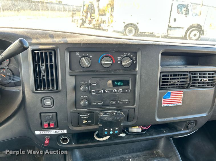 image for item NR9437 2004 GMC Savana 3500  van