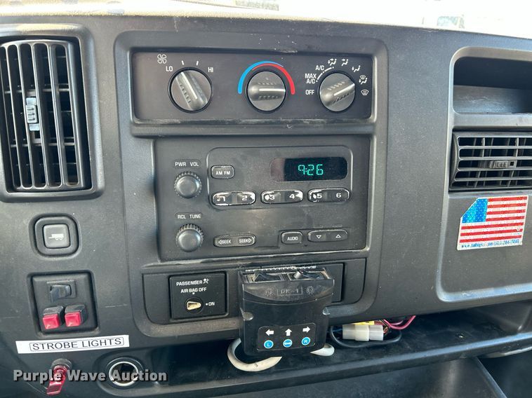 image for item NR9437 2004 GMC Savana 3500  van