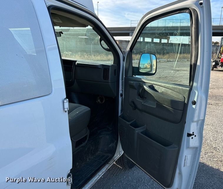 image for item NR9437 2004 GMC Savana 3500  van