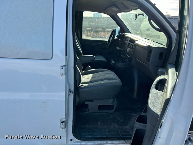 image for item NR9437 2004 GMC Savana 3500  van