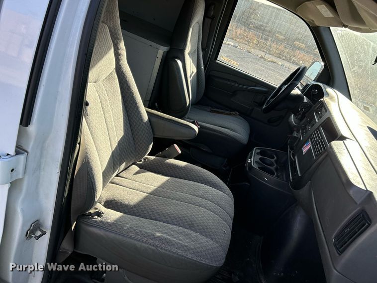 image for item NR9437 2004 GMC Savana 3500  van