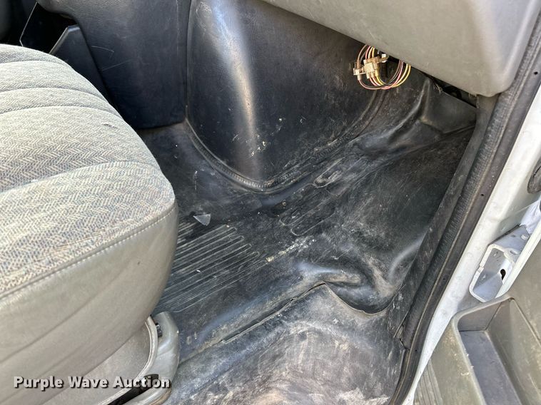 image for item NR9437 2004 GMC Savana 3500  van