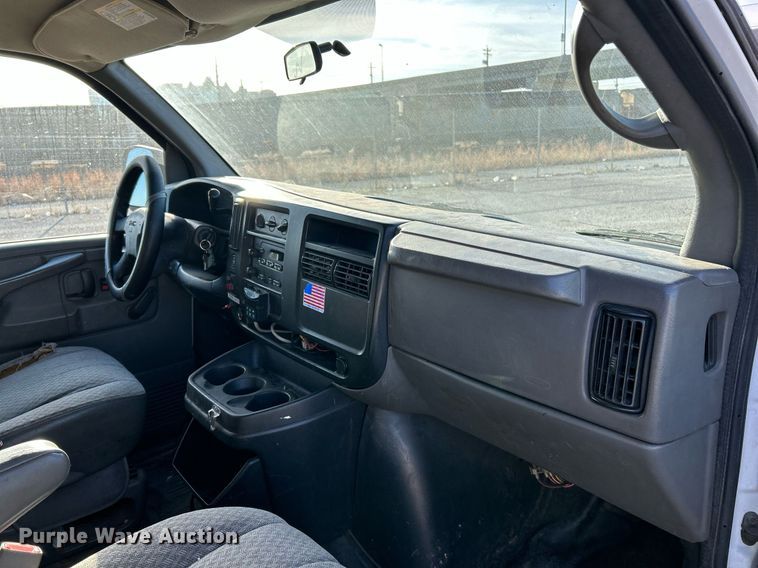 image for item NR9437 2004 GMC Savana 3500  van