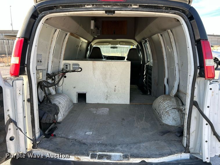 image for item NR9437 2004 GMC Savana 3500  van