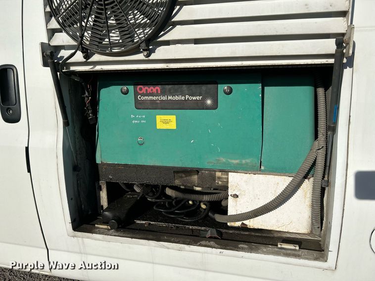 image for item NR9437 2004 GMC Savana 3500  van