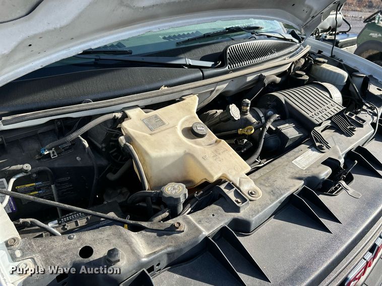 image for item NR9437 2004 GMC Savana 3500  van