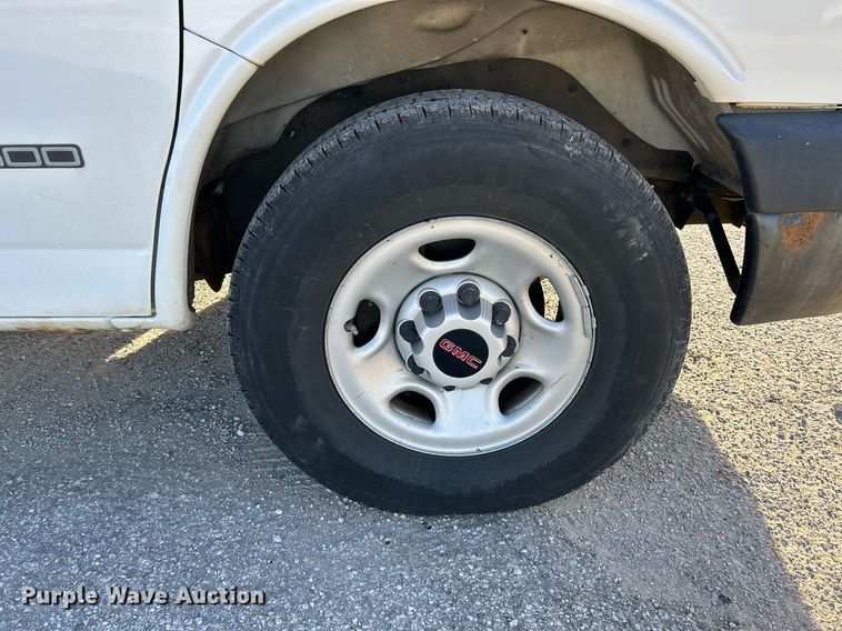 image for item NR9437 2004 GMC Savana 3500  van