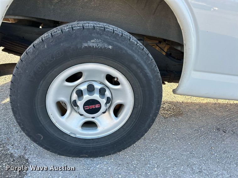 image for item NR9437 2004 GMC Savana 3500  van