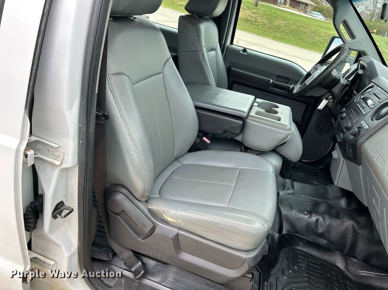 image for item NR9451 2012 Ford  F350 Super Duty  Crew Cab utility bed pickup truck