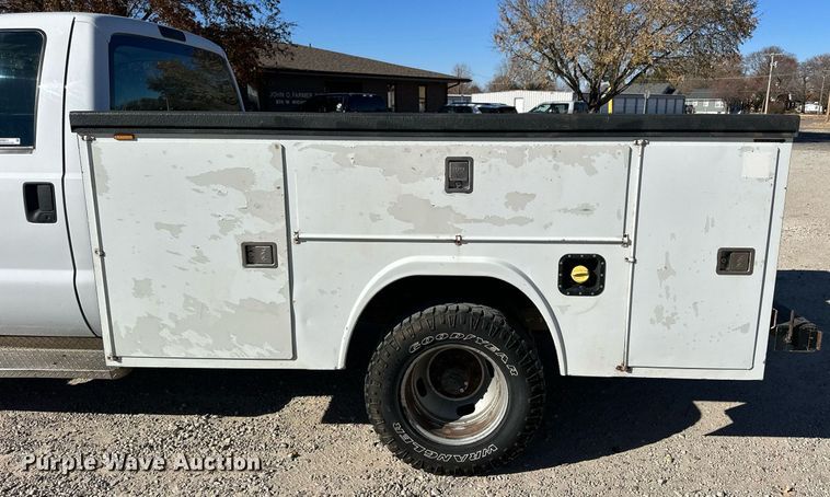 image for item NS9011 2015 Ford F350 Super Duty  utility bed pickup truck