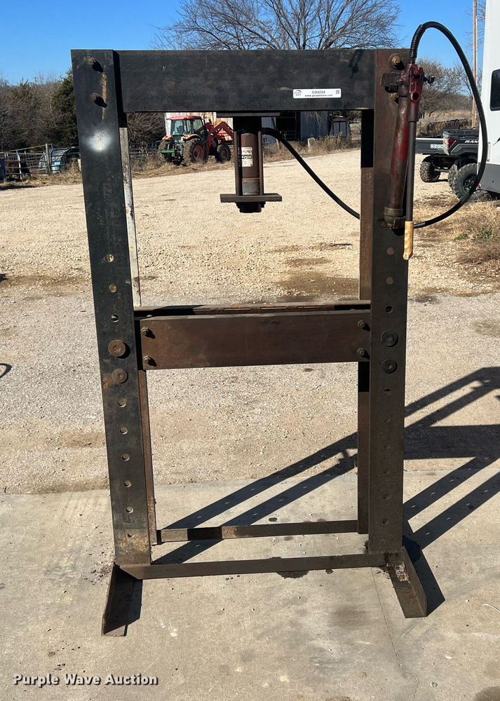 image for item OA9204 Hydraulic press