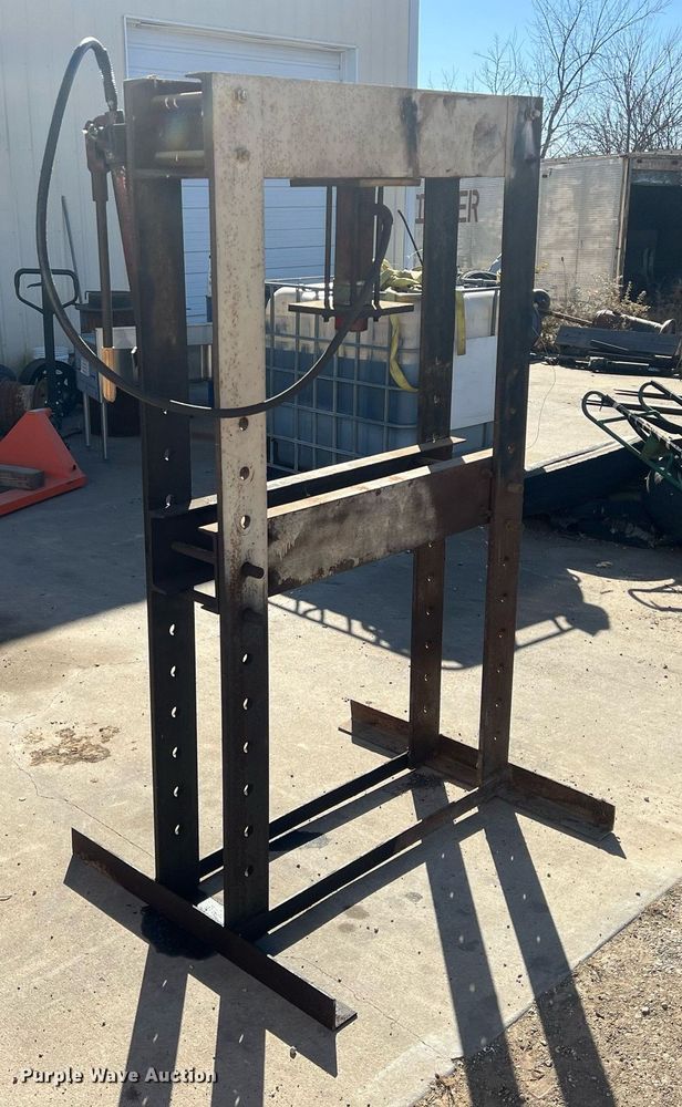 image for item OA9204 Hydraulic press