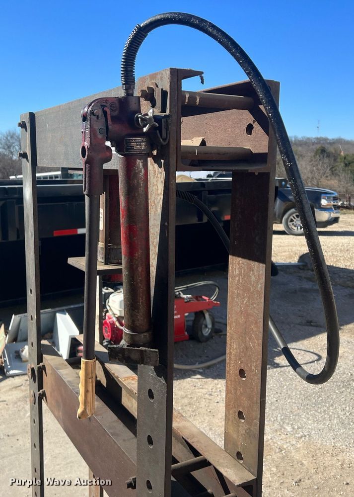 image for item OA9204 Hydraulic press