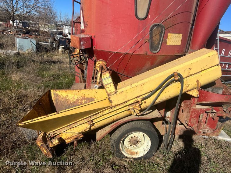 image for item OA9212 New Holland 354  feed grinder/mixer