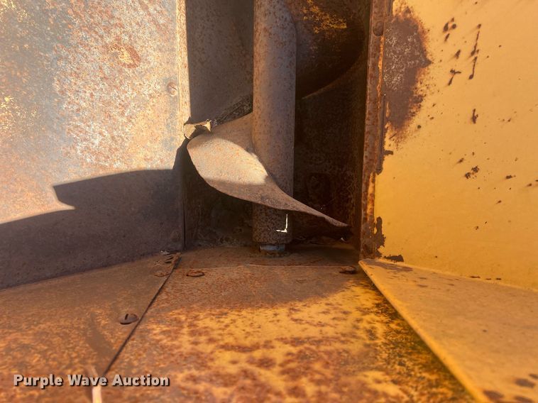 image for item OA9212 New Holland 354  feed grinder/mixer