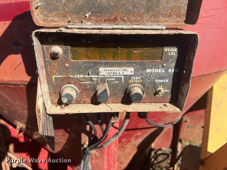 image for item OA9212 New Holland 354  feed grinder/mixer