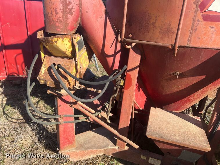 image for item OA9212 New Holland 354  feed grinder/mixer