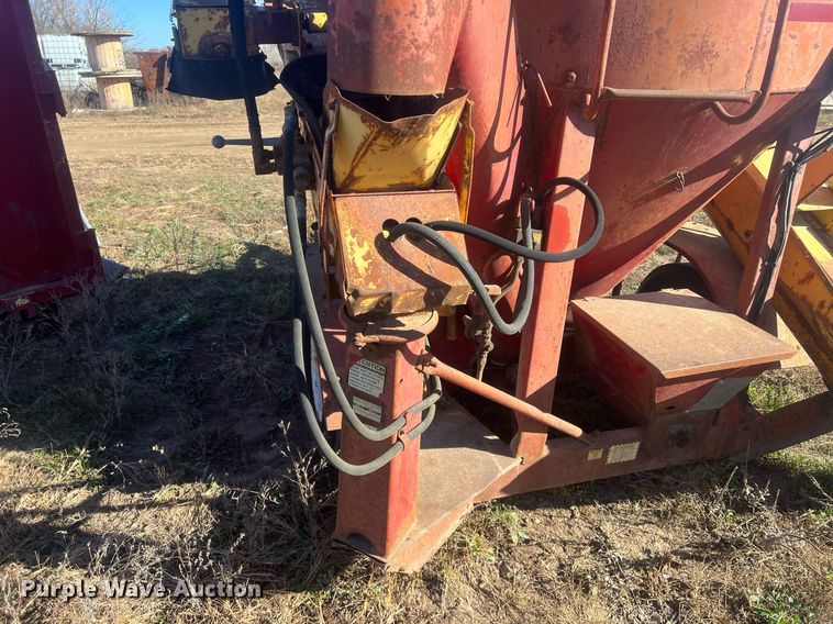 image for item OA9212 New Holland 354  feed grinder/mixer