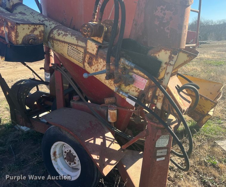 image for item OA9212 New Holland 354  feed grinder/mixer