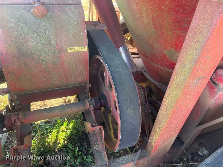 image for item OA9212 New Holland 354  feed grinder/mixer