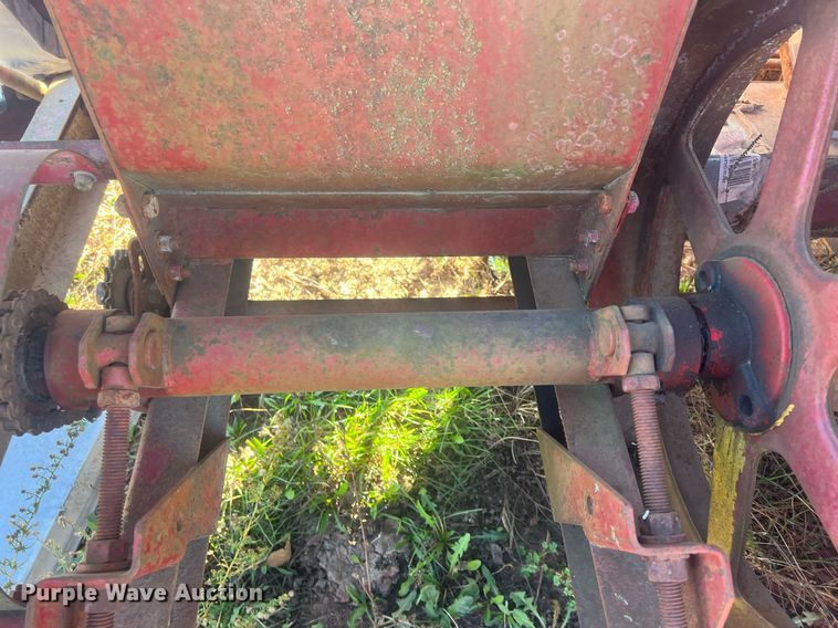 image for item OA9212 New Holland 354  feed grinder/mixer