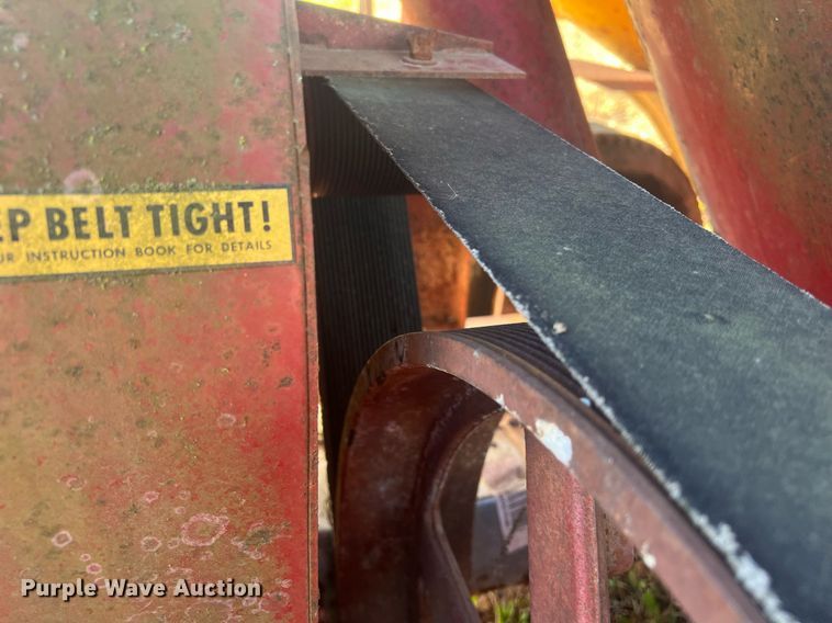 image for item OA9212 New Holland 354  feed grinder/mixer