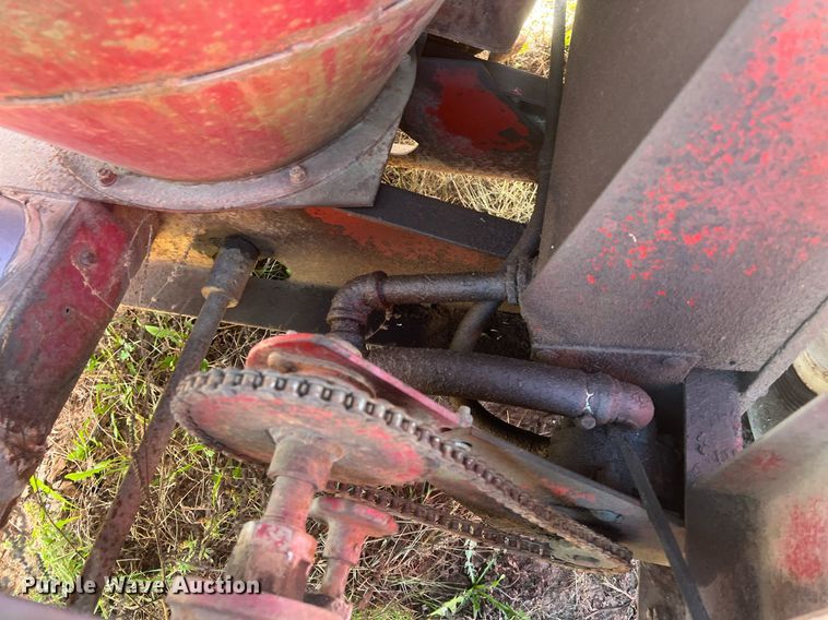 image for item OA9212 New Holland 354  feed grinder/mixer