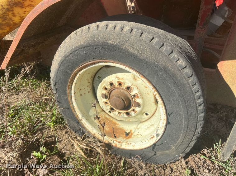 image for item OA9212 New Holland 354  feed grinder/mixer