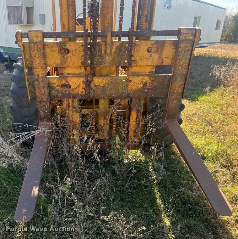 image for item OA9213 Massy Ferguson 2500  forklift