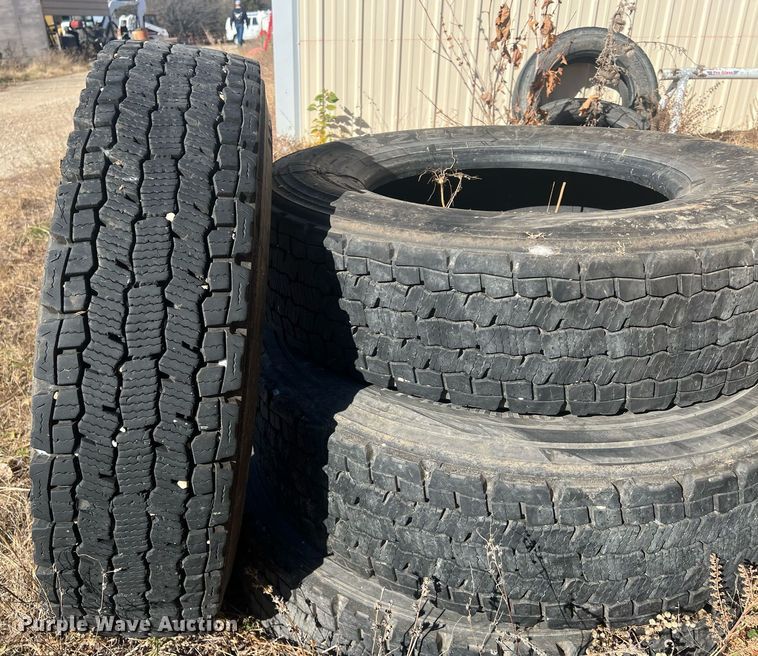 image for item OA9218 (4) 275/80R22.5 tires