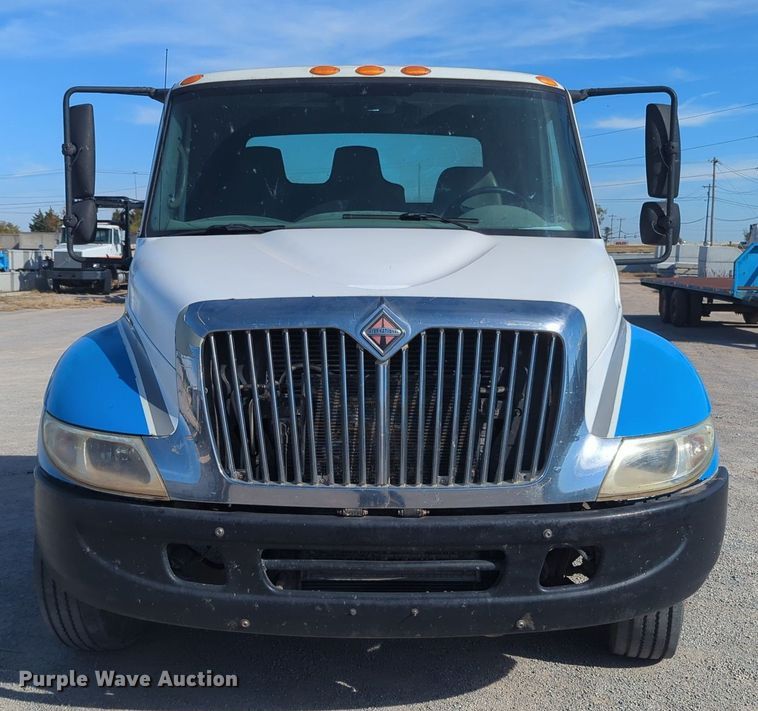 image for item OL9086 2006 International 4300  truck cab and chassis