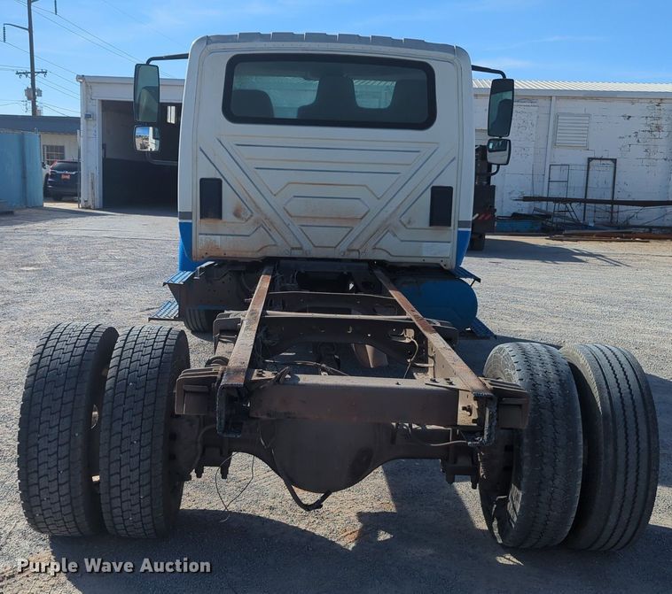 image for item OL9086 2006 International 4300  truck cab and chassis