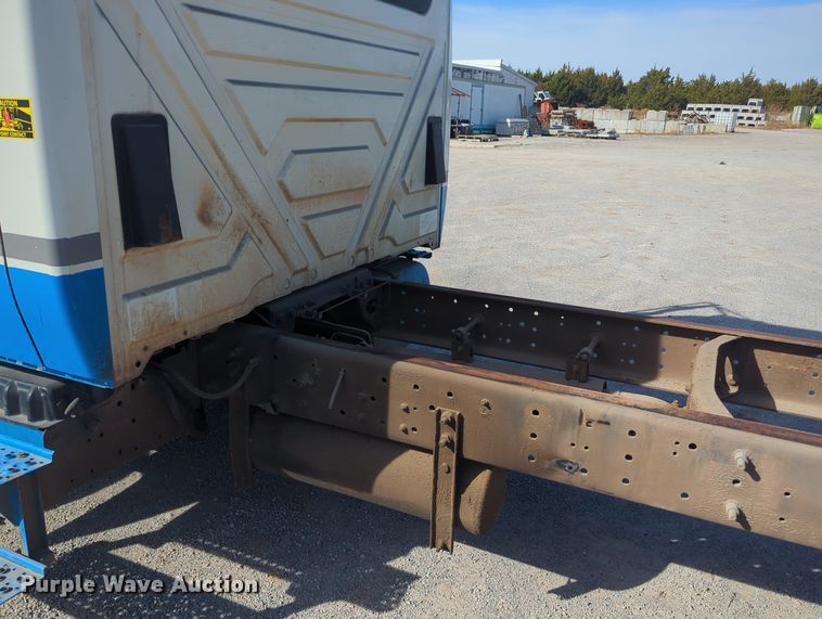 image for item OL9086 2006 International 4300  truck cab and chassis
