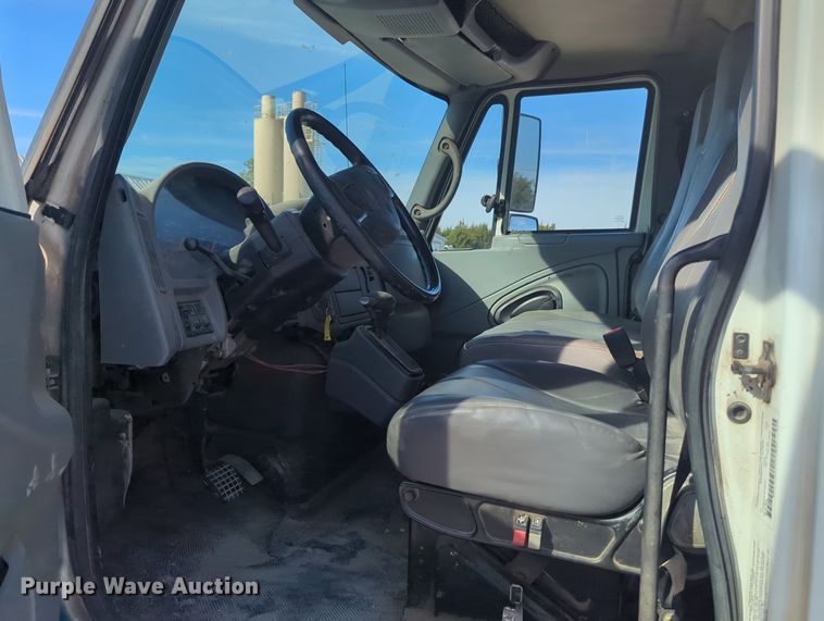 image for item OL9086 2006 International 4300  truck cab and chassis