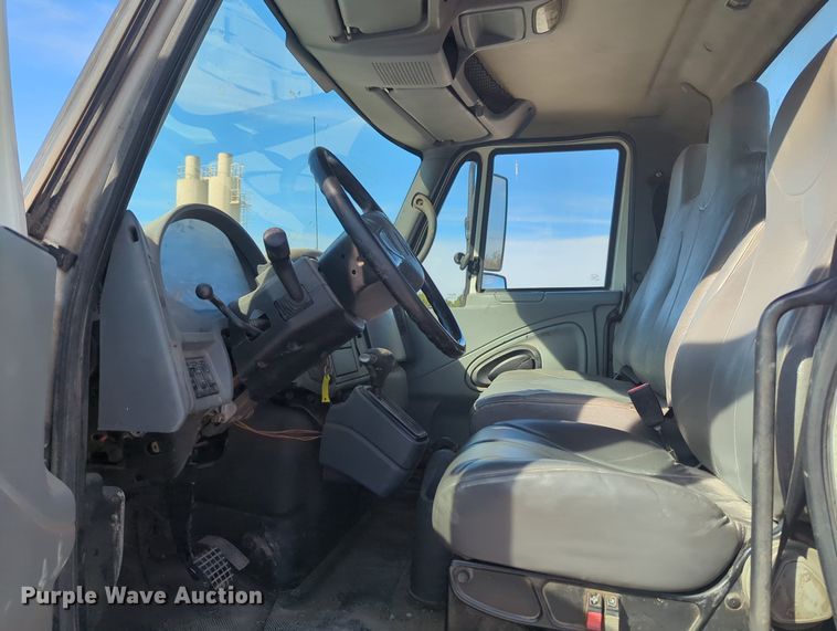 image for item OL9086 2006 International 4300  truck cab and chassis