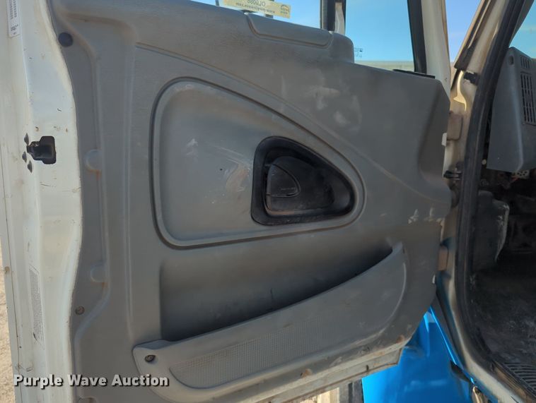 image for item OL9086 2006 International 4300  truck cab and chassis