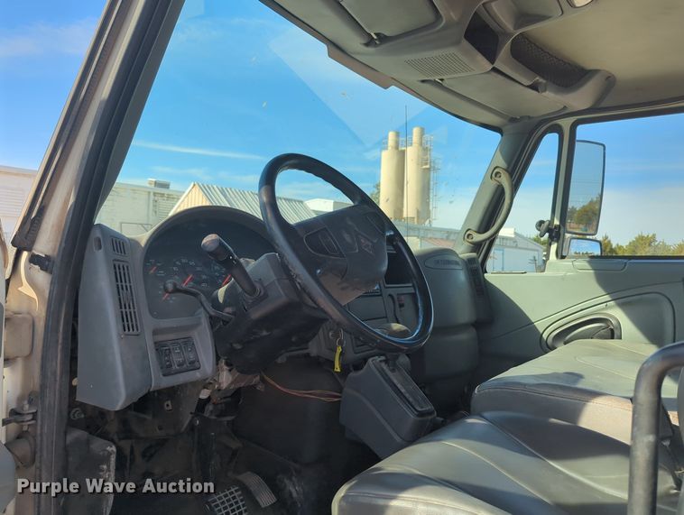 image for item OL9086 2006 International 4300  truck cab and chassis