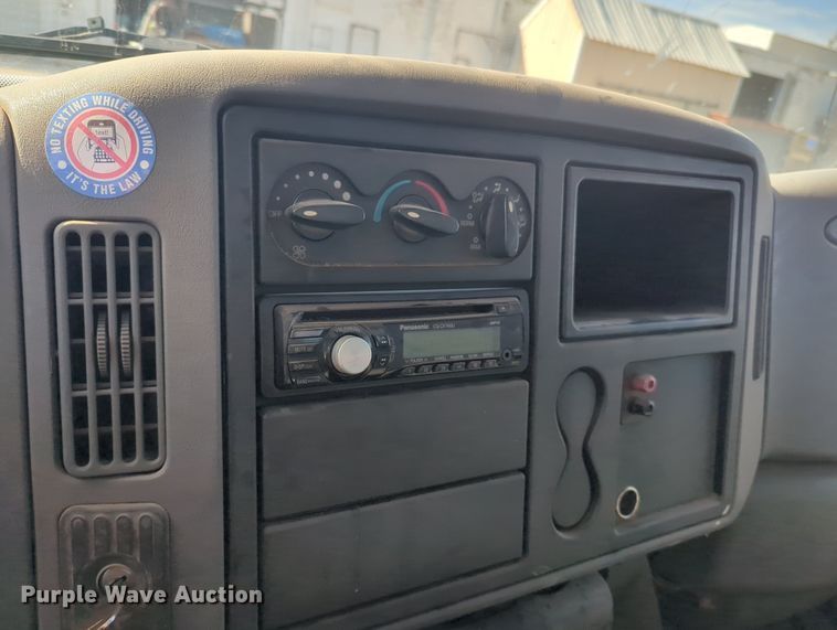 image for item OL9086 2006 International 4300  truck cab and chassis