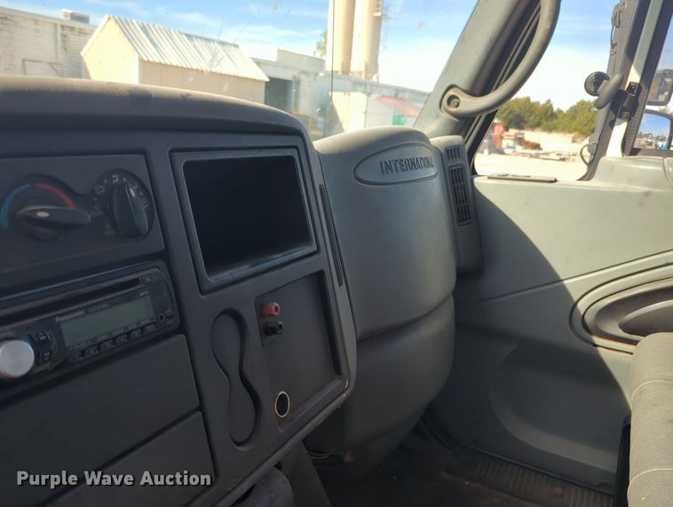 image for item OL9086 2006 International 4300  truck cab and chassis