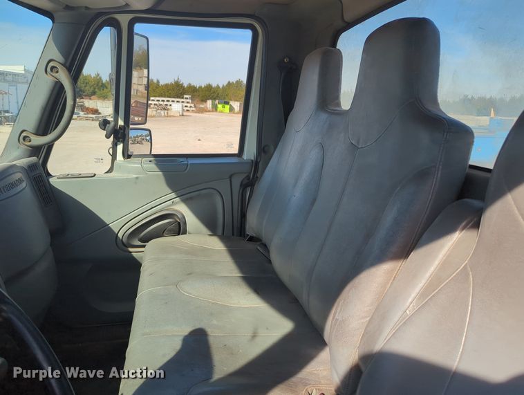 image for item OL9086 2006 International 4300  truck cab and chassis