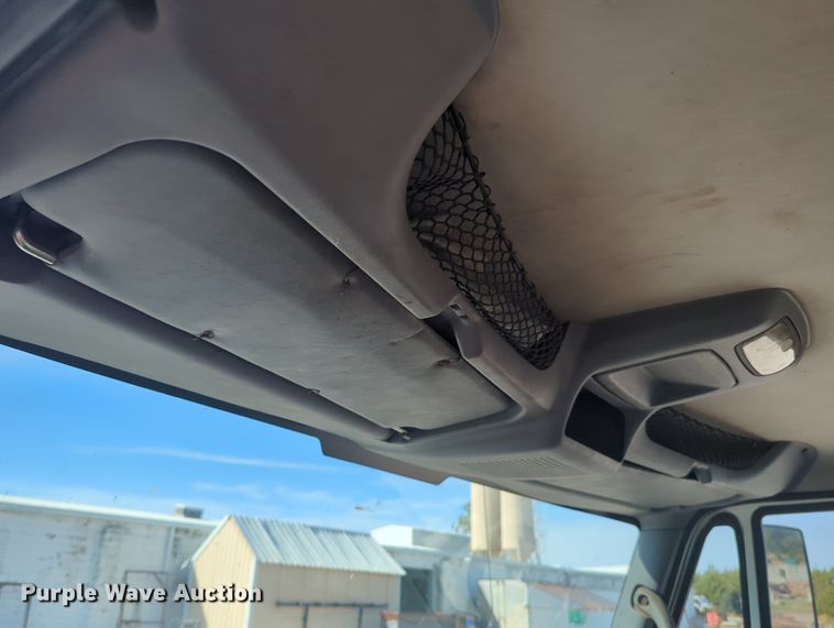 image for item OL9086 2006 International 4300  truck cab and chassis