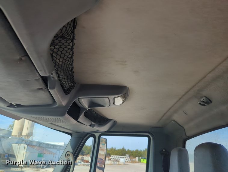 image for item OL9086 2006 International 4300  truck cab and chassis