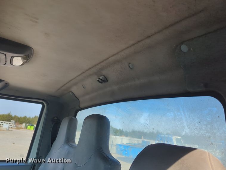 image for item OL9086 2006 International 4300  truck cab and chassis