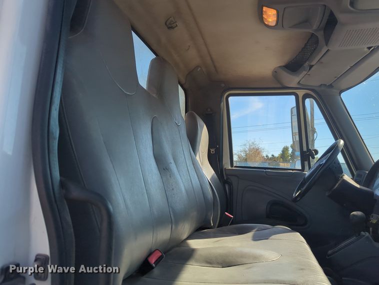 image for item OL9086 2006 International 4300  truck cab and chassis